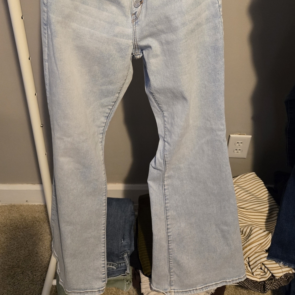 American Eagle Outfitters Light Blue Flare Jeans - Picture 4 of 4